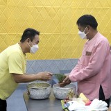 กิจกรรมสระเกล้าดำหัวปี๋ใหม่เมือง เพื่อขอขมา คาราวะและขอพรจากนายกเทศมนตรี และปลัดเทศบาลตำบลสันทราย เพื่อสืบฮีตสานฮอยป๋าเวณีปี๋ใหม่เมือง