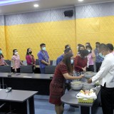 กิจกรรมสระเกล้าดำหัวปี๋ใหม่เมือง เพื่อขอขมา คาราวะและขอพรจากนายกเทศมนตรี และปลัดเทศบาลตำบลสันทราย เพื่อสืบฮีตสานฮอยป๋าเวณีปี๋ใหม่เมือง