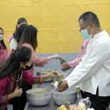 กิจกรรมสระเกล้าดำหัวปี๋ใหม่เมือง เพื่อขอขมา คาราวะและขอพรจากนายกเทศมนตรี และปลัดเทศบาลตำบลสันทราย เพื่อสืบฮีตสานฮอยป๋าเวณีปี๋ใหม่เมือง