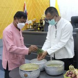 กิจกรรมสระเกล้าดำหัวปี๋ใหม่เมือง เพื่อขอขมา คาราวะและขอพรจากนายกเทศมนตรี และปลัดเทศบาลตำบลสันทราย เพื่อสืบฮีตสานฮอยป๋าเวณีปี๋ใหม่เมือง