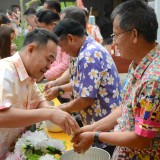 สืบสารประเพณีรดน้ำดำหัวขอพรผู้ใหญ่ ประเพณีสงกรานต์ ๖๖