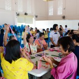 ศบาลตำบลสันทรายจัดอบรมโครงการส่งเสริมอาชีพกลุ่มสตรีตำบลสันทราย กิจกรรม "ฝึกอบรมการประดิษฐ์ดอกกุหลาบจากริบบิ้น"