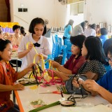 ศบาลตำบลสันทรายจัดอบรมโครงการส่งเสริมอาชีพกลุ่มสตรีตำบลสันทราย กิจกรรม "ฝึกอบรมการประดิษฐ์ดอกกุหลาบจากริบบิ้น"