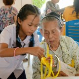 ศบาลตำบลสันทรายจัดอบรมโครงการส่งเสริมอาชีพกลุ่มสตรีตำบลสันทราย กิจกรรม "ฝึกอบรมการประดิษฐ์ดอกกุหลาบจากริบบิ้น"