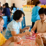 ศบาลตำบลสันทรายจัดอบรมโครงการส่งเสริมอาชีพกลุ่มสตรีตำบลสันทราย กิจกรรม "ฝึกอบรมการประดิษฐ์ดอกกุหลาบจากริบบิ้น"