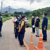 ออกปฏิบัติการตั้งจุดตรวจบูรณาการร่วมกับปกครองอำเภอฝาง กำนัน ผู้ใหญ่บ้าน ในการสกัดยาเสพติด แรงงานต่างด้าว และเพื่อกวดขันให้ประชาชนในพื้นที่ปฏิบัติตามมาตรการป้องกันโรค COVID-๒๐๑๙ อย่างเคร่งครัด