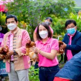 พิธีมอบไก่พันธ์ุไข่ ร่วมกับธนาคารออมสิน สาขาฝาง และสมาคมสหภาพคนตาบอด