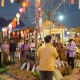เยี่ยมชมบูทนิทรรศการพิจารณาคะแนนการจัดรูปแบบตามแนวคิดงานนิทรรศการ "สัมพันเสน่ห์อำเภอฝางเมือง ๕ ดี ผลไม้ สุขภาพ วัฒนธรรม ธรรมชาติดี ท่องเที่ยวได้ทั้งปีชีวีมีสุข"