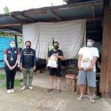 ส่งมอบถุงยังชีพ ให้แก่ผู้สัมผัสกลุ่มเสี่ยงผู้ป่วยโรคติดต่อเชื้อไวรัสโคโรนา ๒๐๑๙