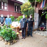 ส่งมอบถุงยังชีพ ให้แก่ผู้สัมผัสกลุ่มเสี่ยงผู้ป่วยโรคติดต่อเชื้อไวรัสโคโรนา ๒๐๑๙